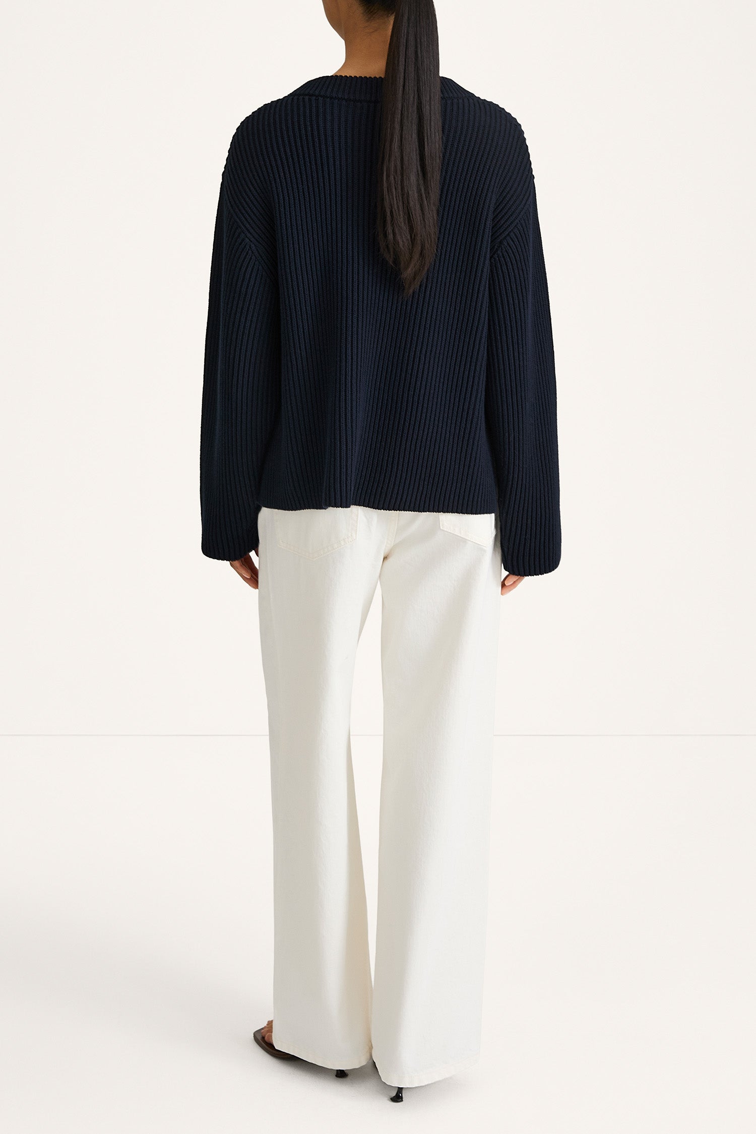 Abella knitted sweater midnight stylein model image back