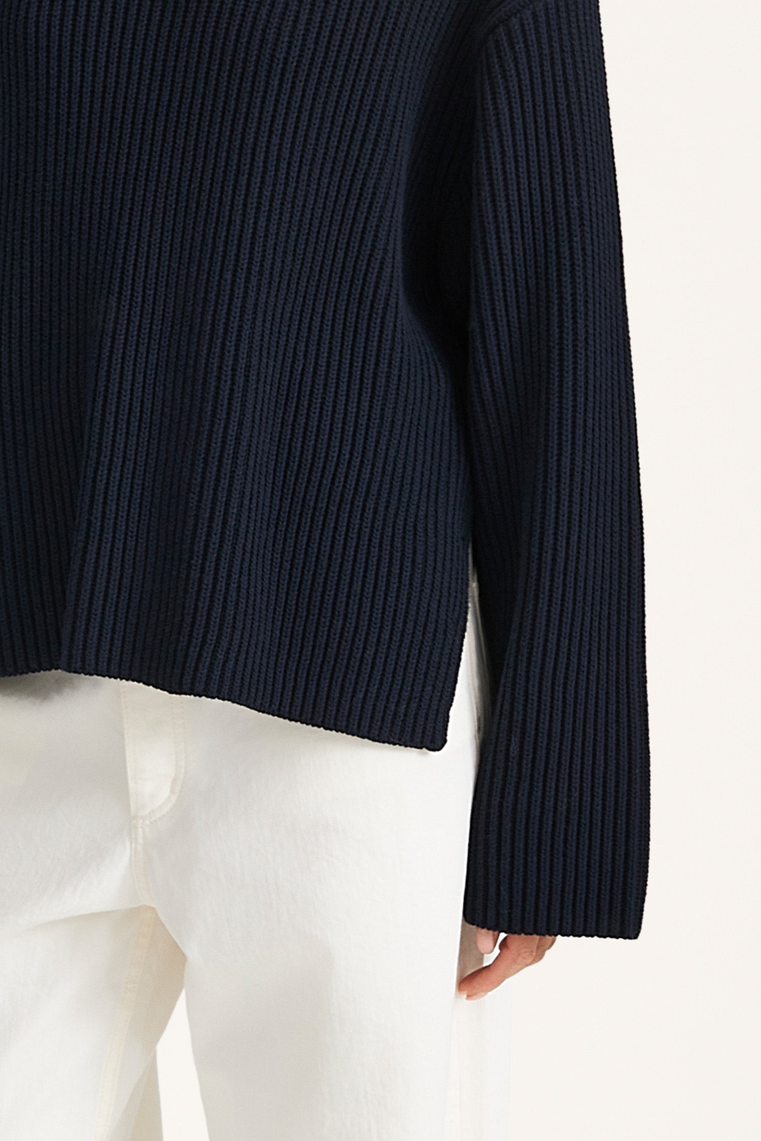 Abella knitted sweater midnight stylein model image close