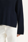 Abella knitted sweater midnight stylein model image close