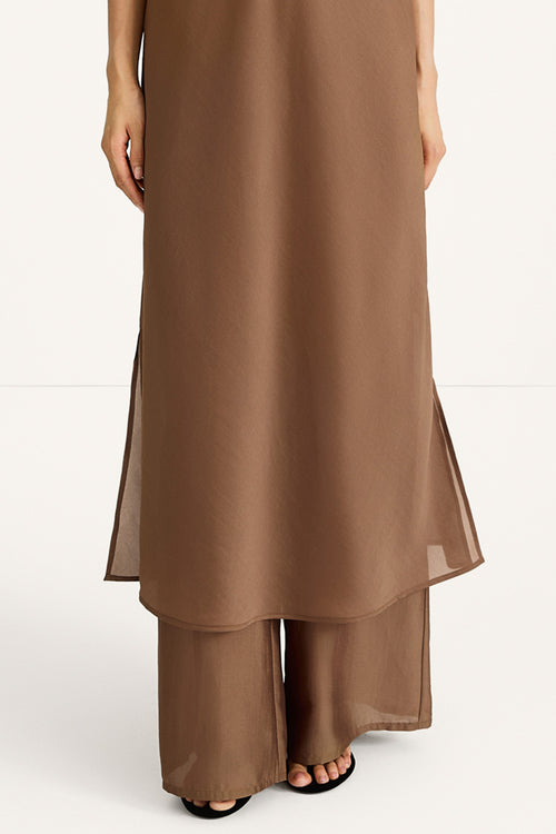 Babeline mid long v-neck lip dress praline stylein front