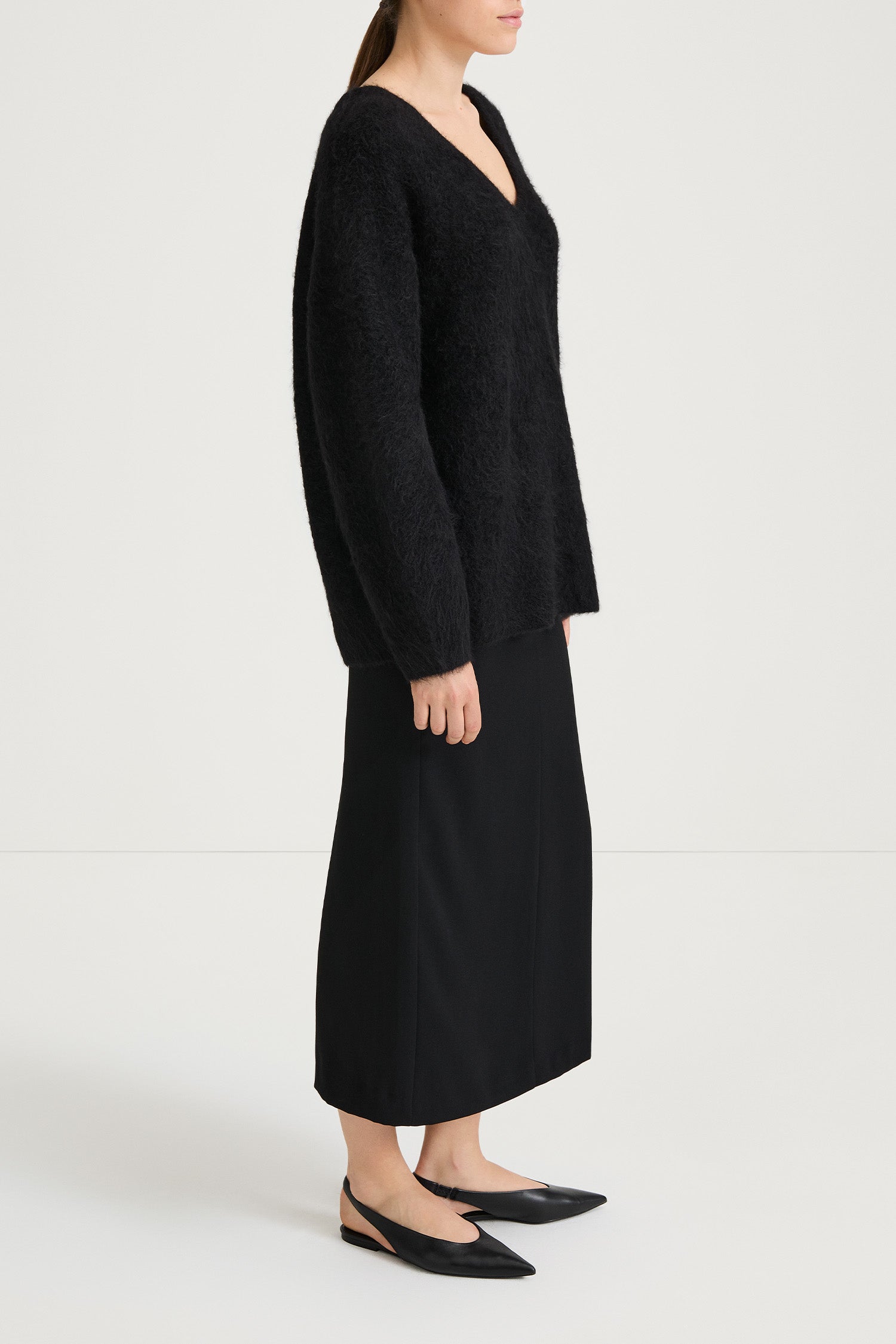 Black v-neck alpacka sweater stylien liora side