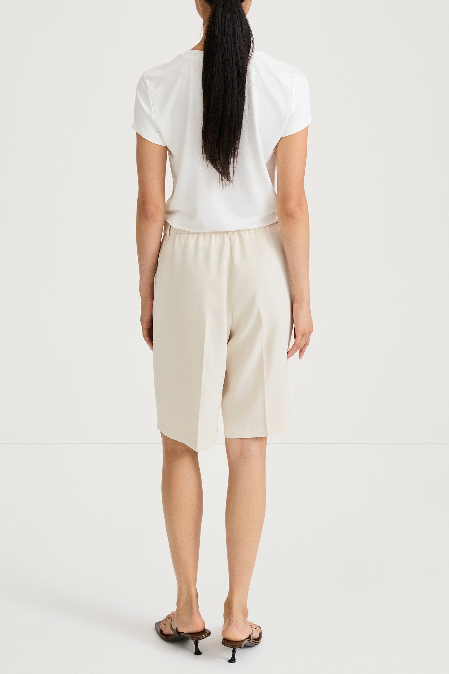 Bore shorts suit ivory stylein model image back