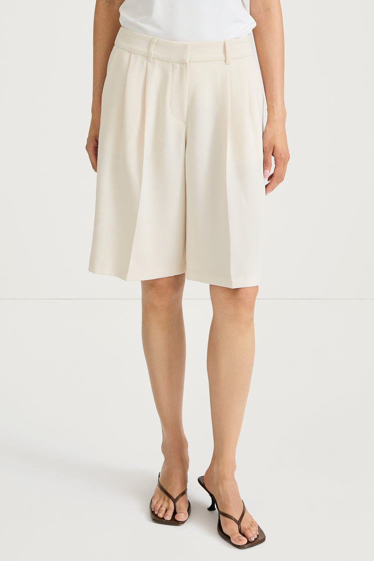 Bore shorts suit ivory stylein model image front close