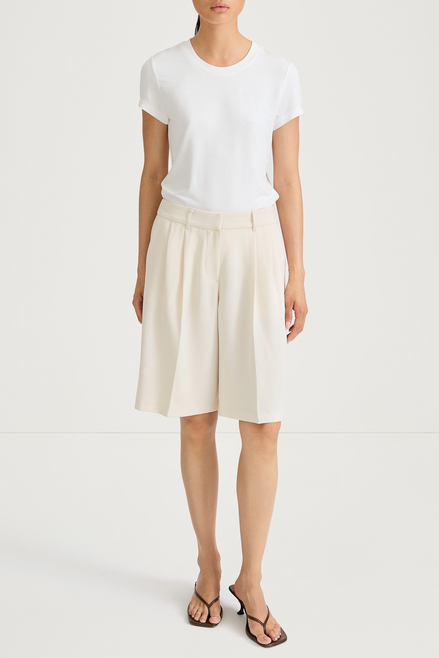 Bore shorts suit ivory stylein model front image