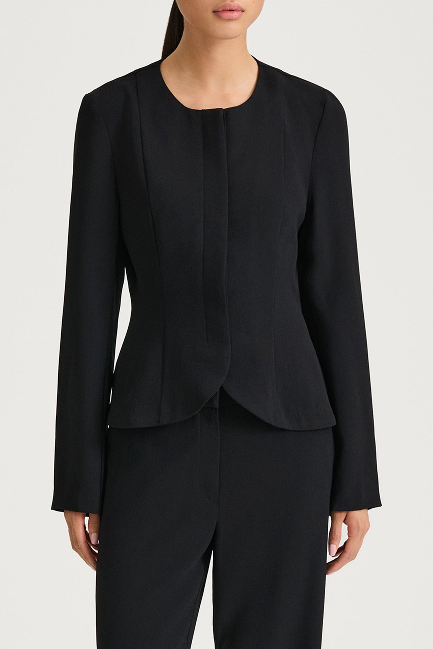 Brienne blouse black stylein long sleeve model image front close up