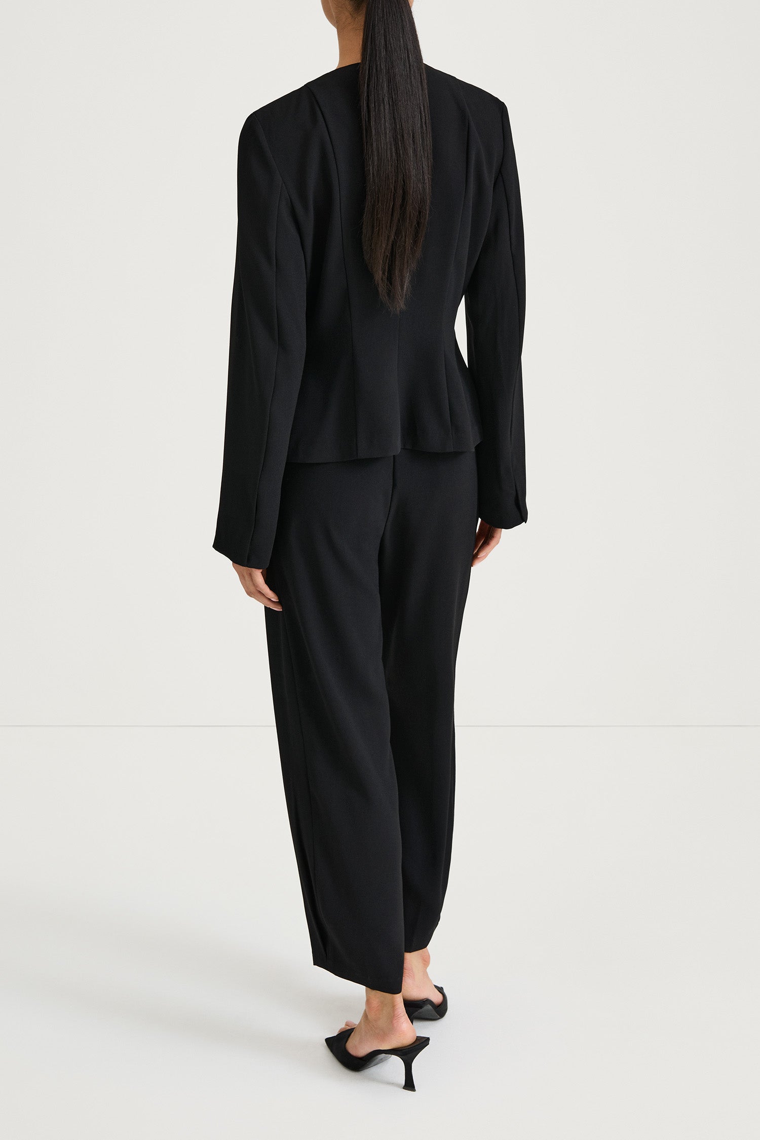 Brienne blouse black stylein long sleeve model image back