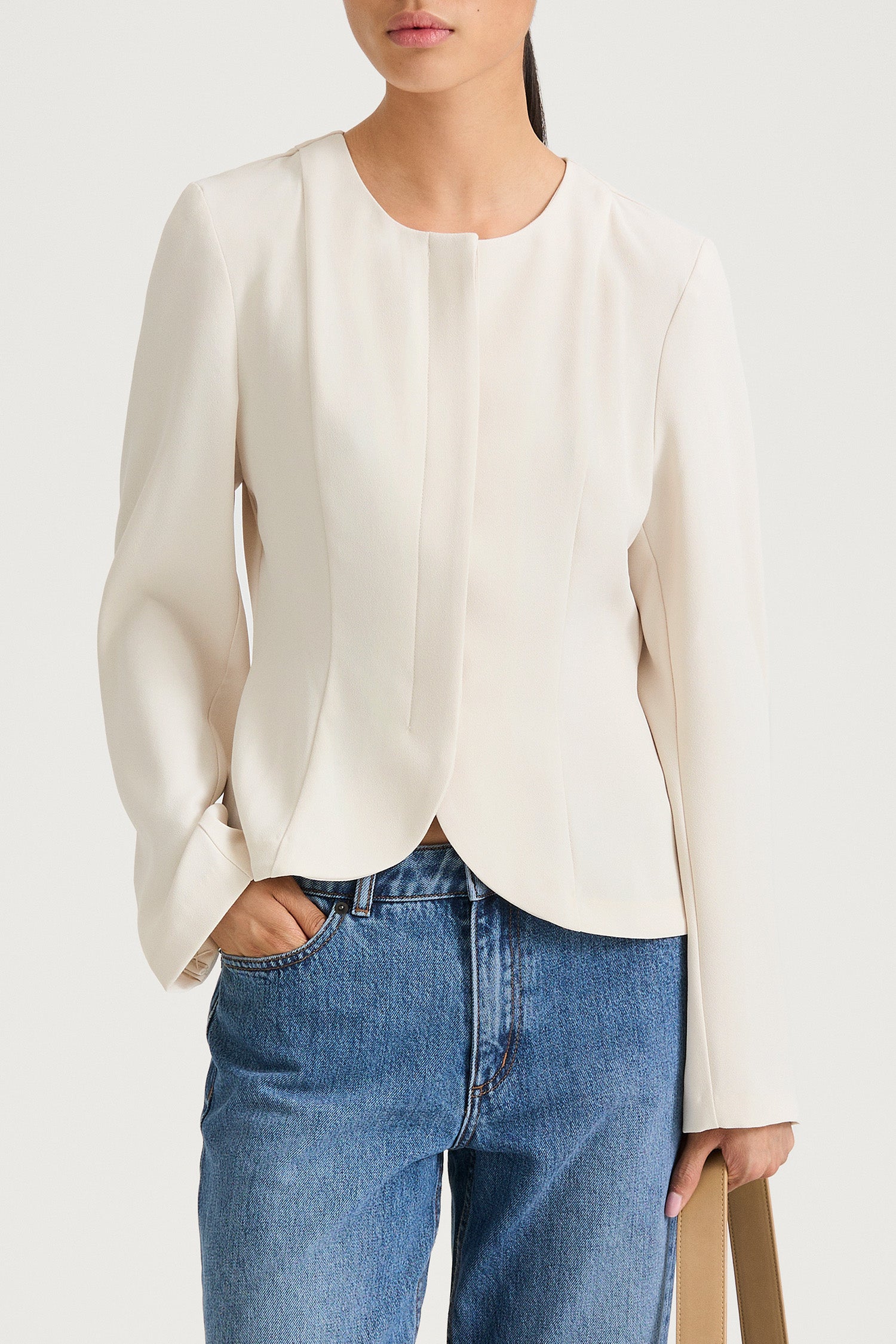 Brienne blouse ivory stylein long sleeve model image front close up