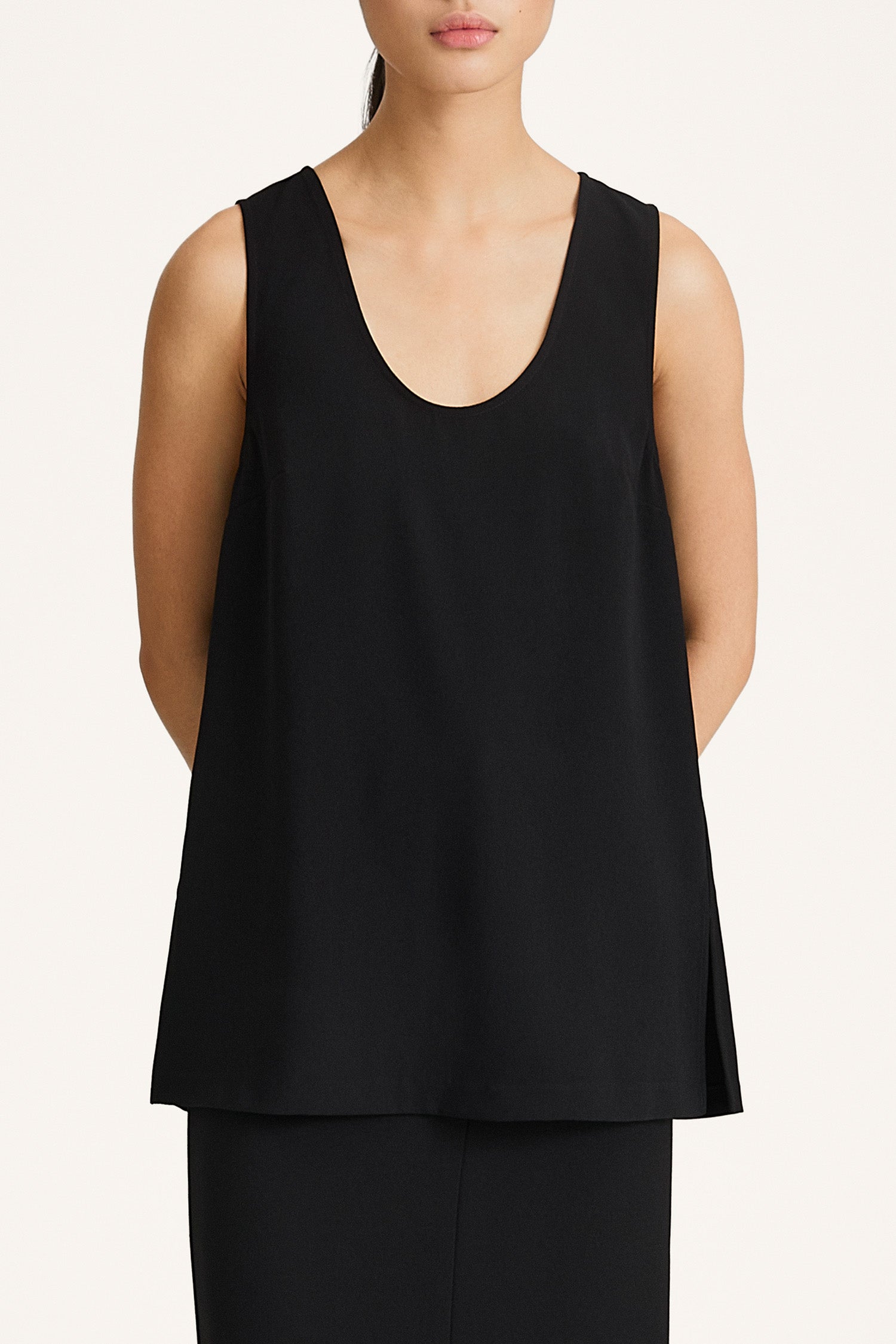 Buccino sleevless top black stylein model image front close