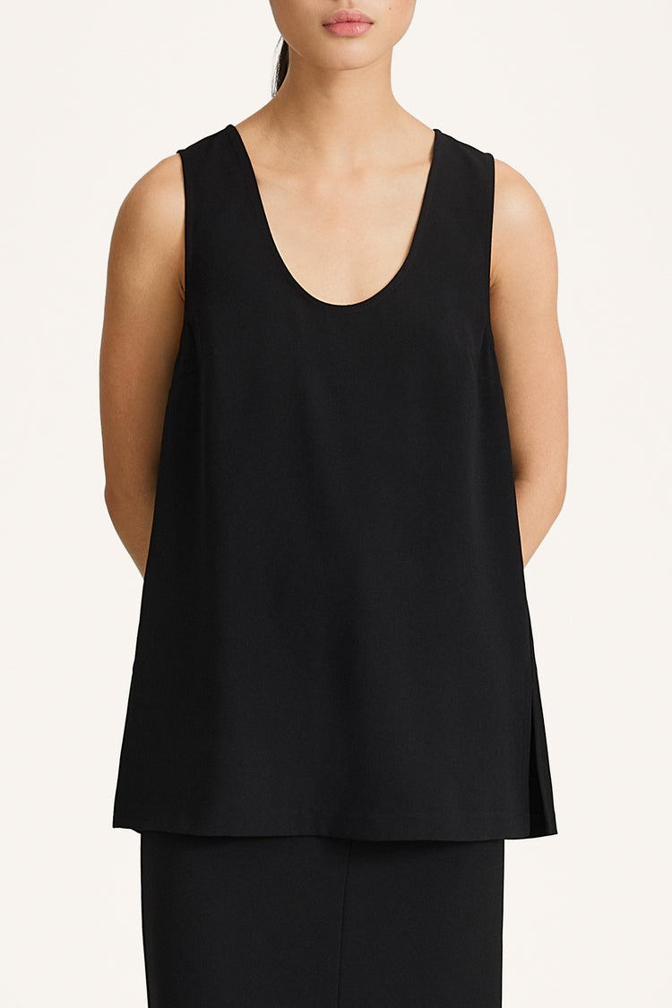 Buccino sleevless top black stylein model image front close