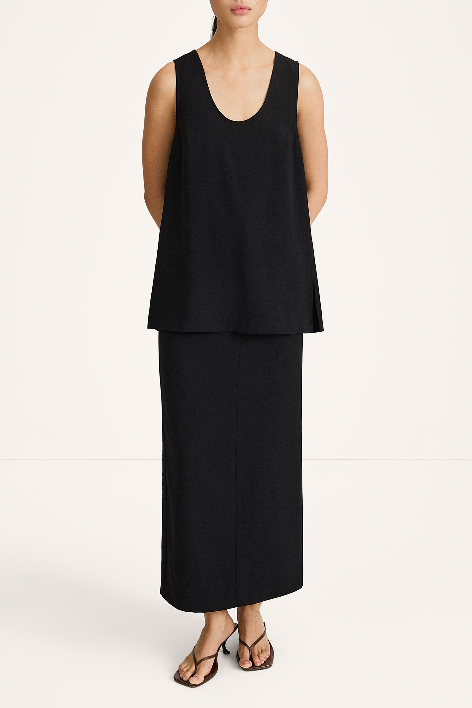 Buccino sleevless top black stylein model image front