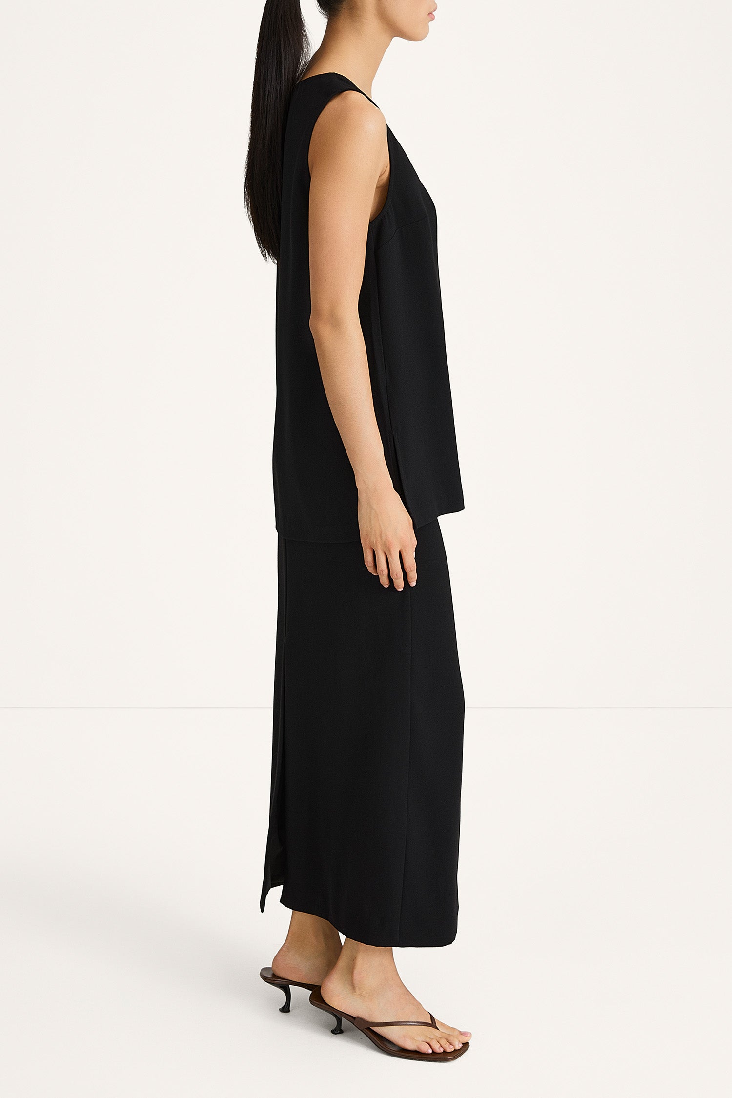 Buccino sleevless top black stylein model image side