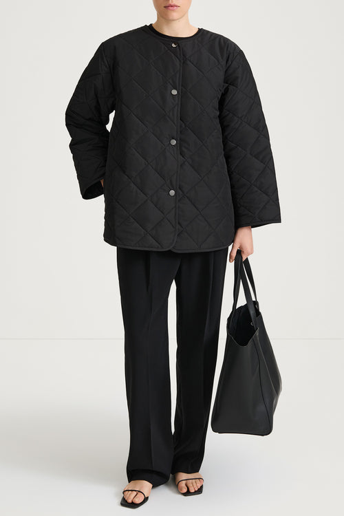 Halima loose flared quilted padded jacket black stylein model image front