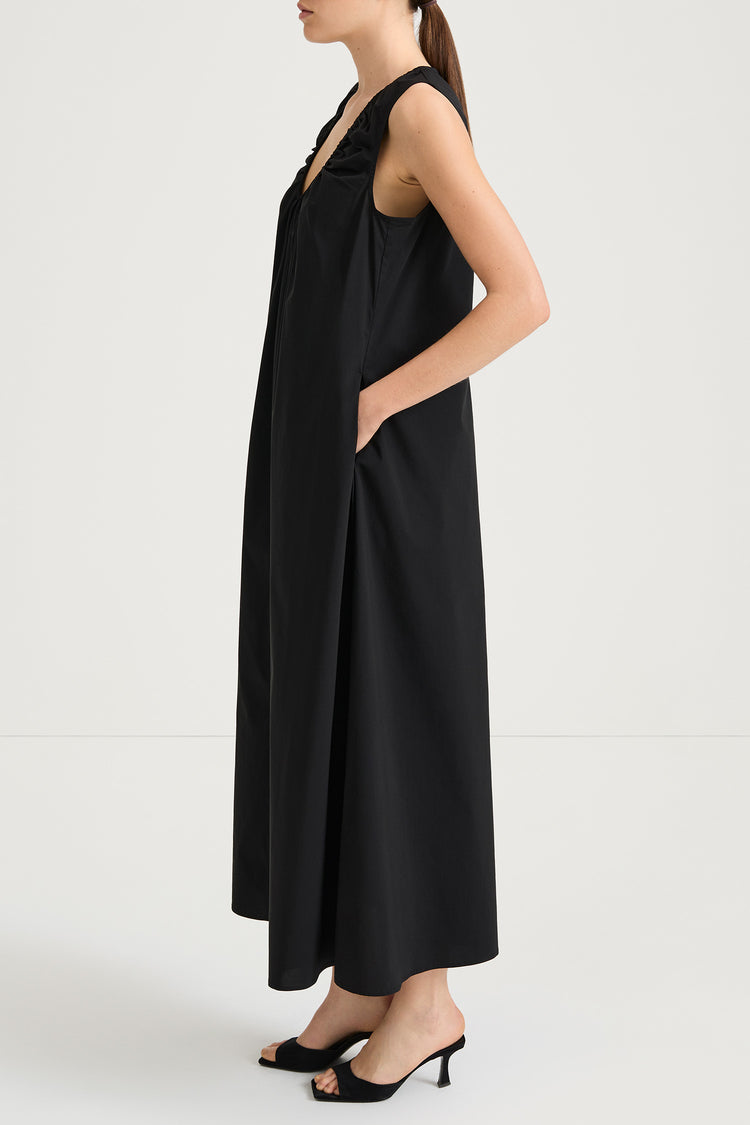 Jaisie long dress black stylein model image side