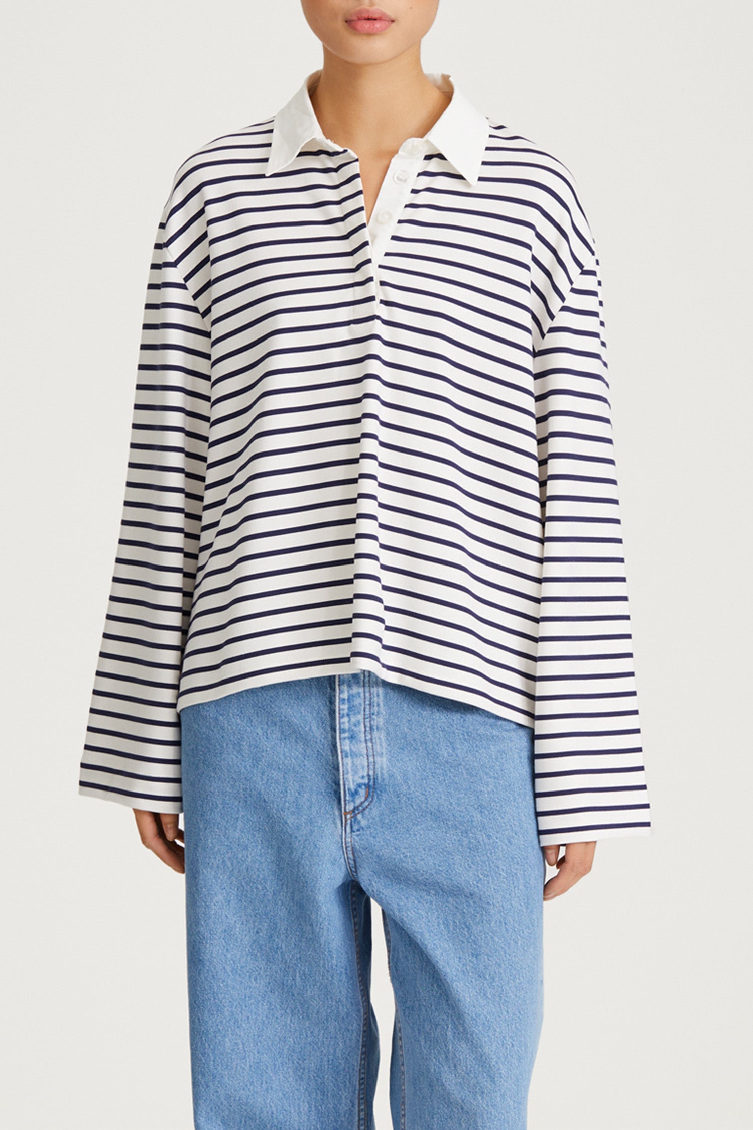 Janelle striped top v-neck collar longsleeve white navy stylein model image front close