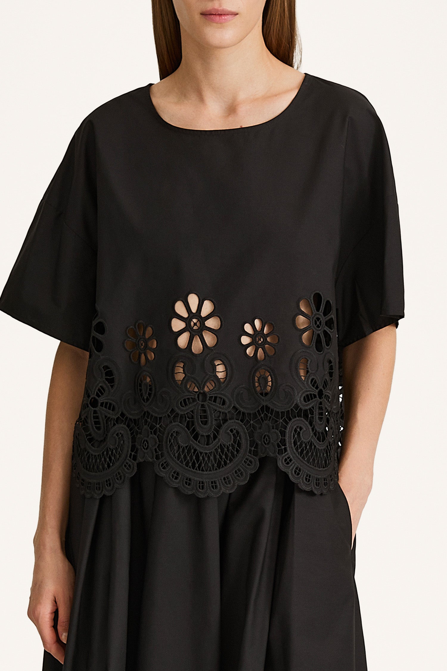 Jassira embroidery blouse black stylein model image close