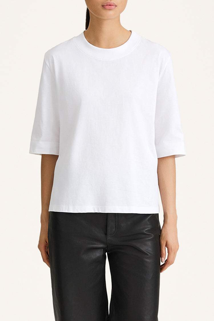 white oversized t-shirt stylein jemmy close up