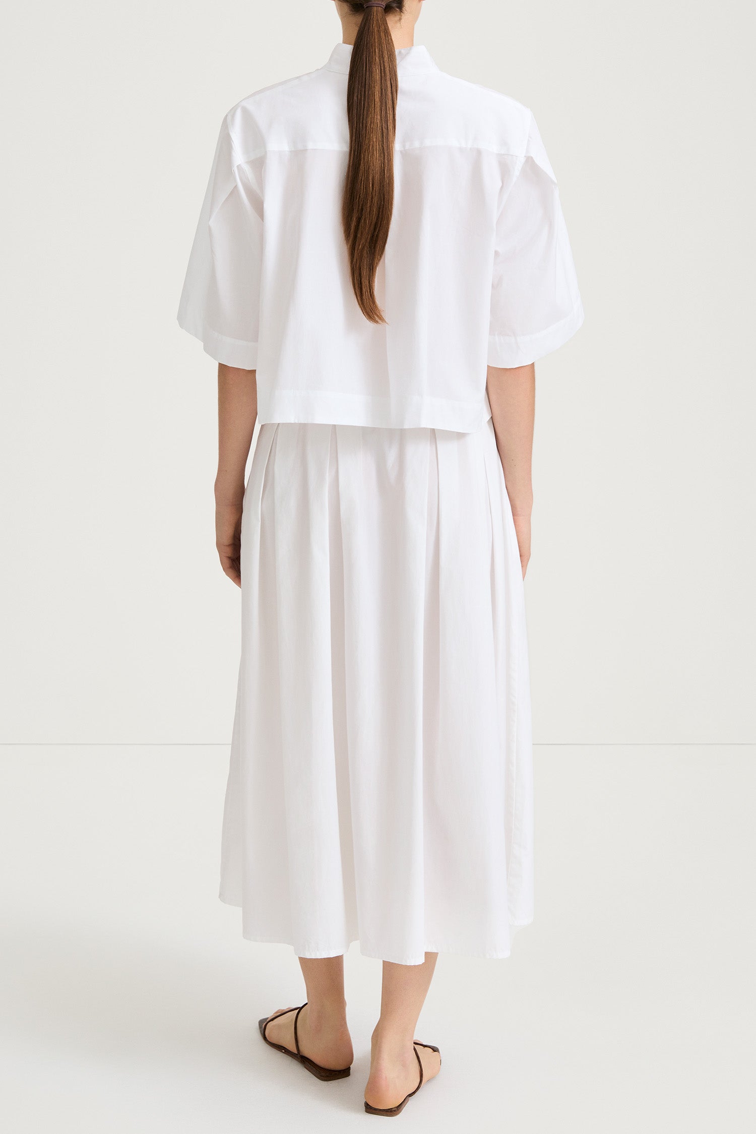 Jenessa shirt loose cropped stand collar white stylein model image back