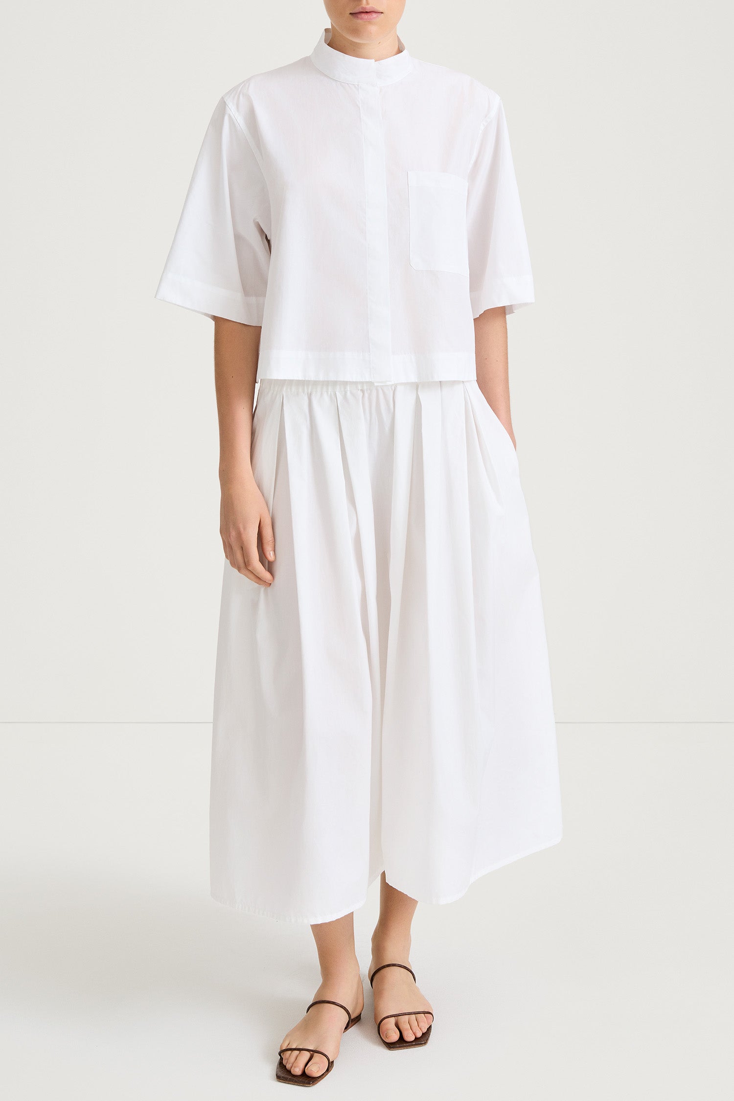 Jenessa shirt loose cropped stand collar white stylein model image front