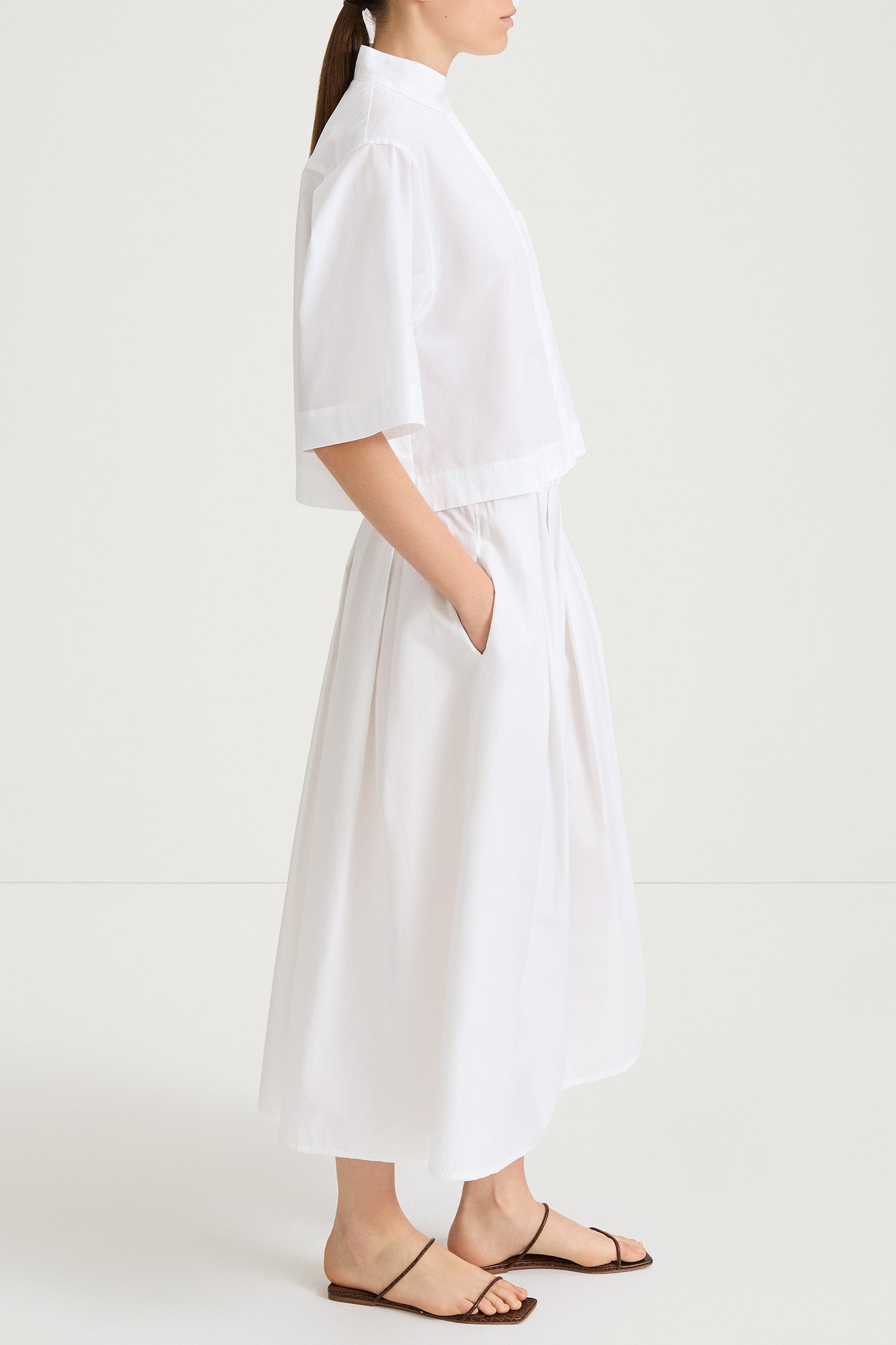 Jenessa shirt loose cropped stand collar white stylein model image side