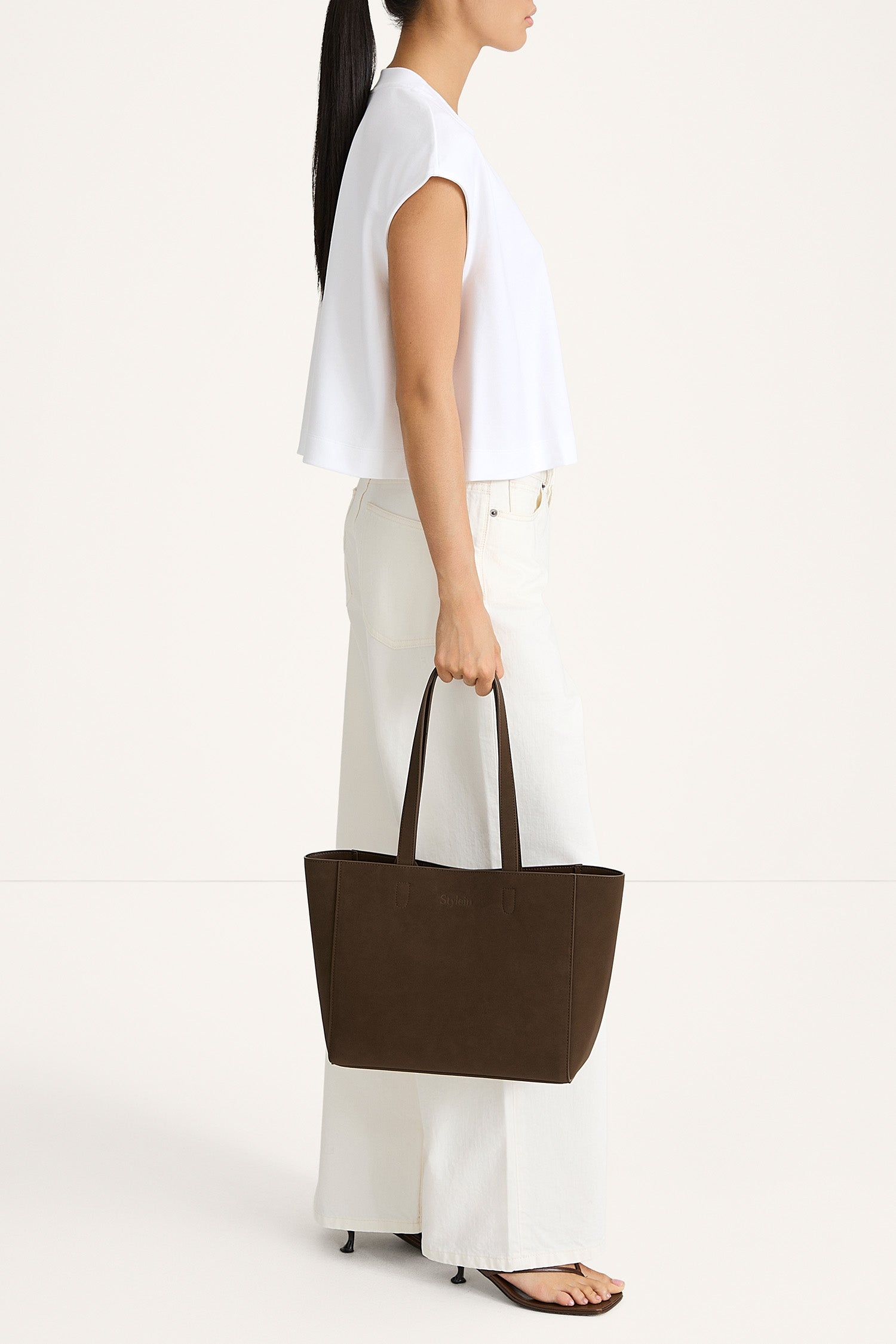 Jenn sleeveless oversized top cream stylein model image side