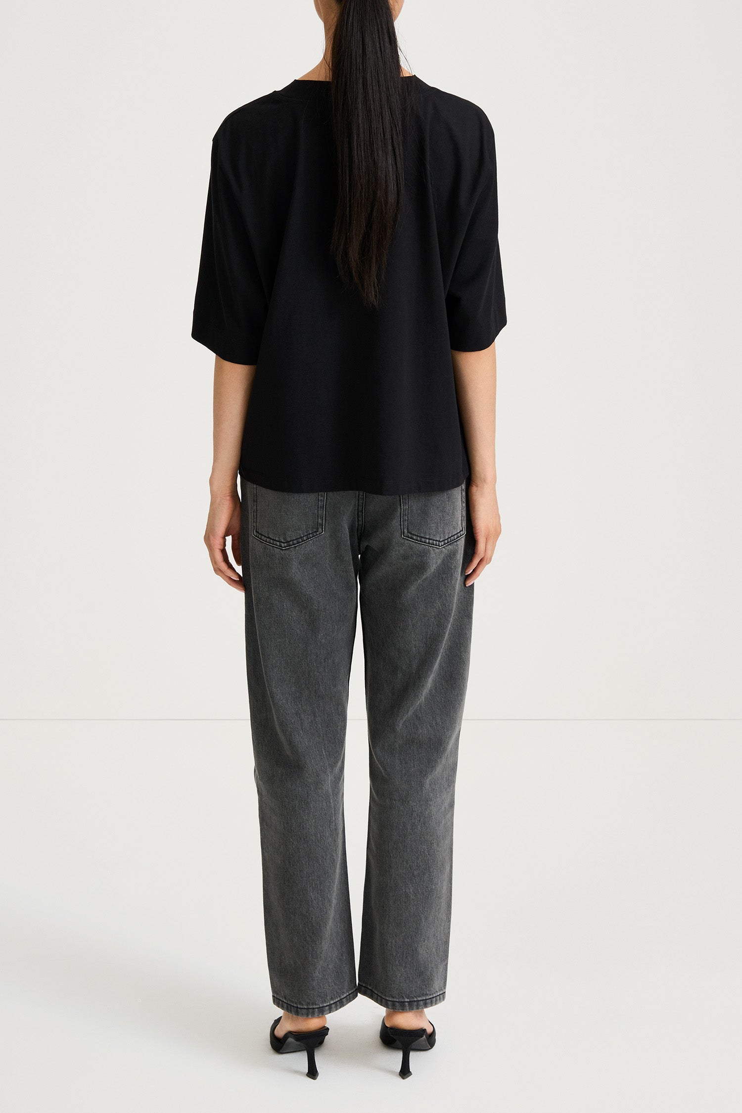 Joyce t-shirt oversized boxy black stylein model image back