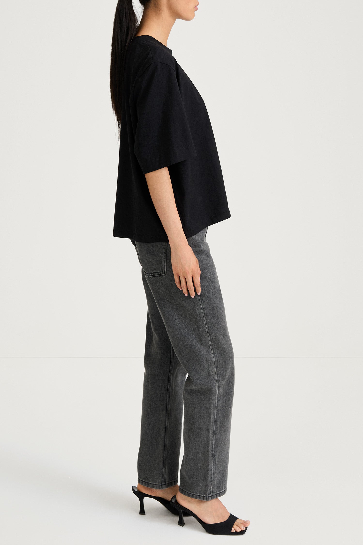 Joyce t-shirt oversized boxy black stylein model image side