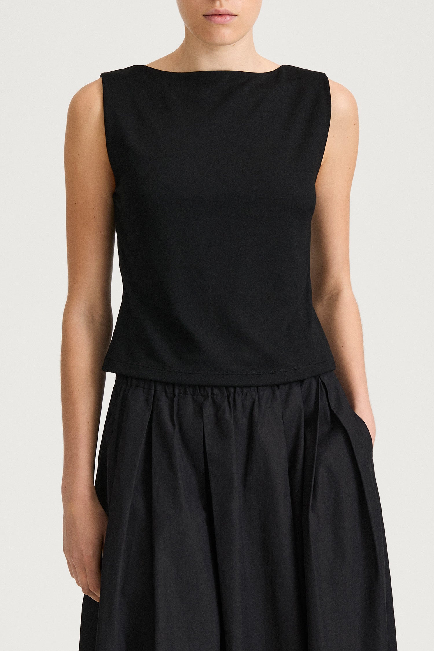 Jody sleeveless top black stylein model image front close