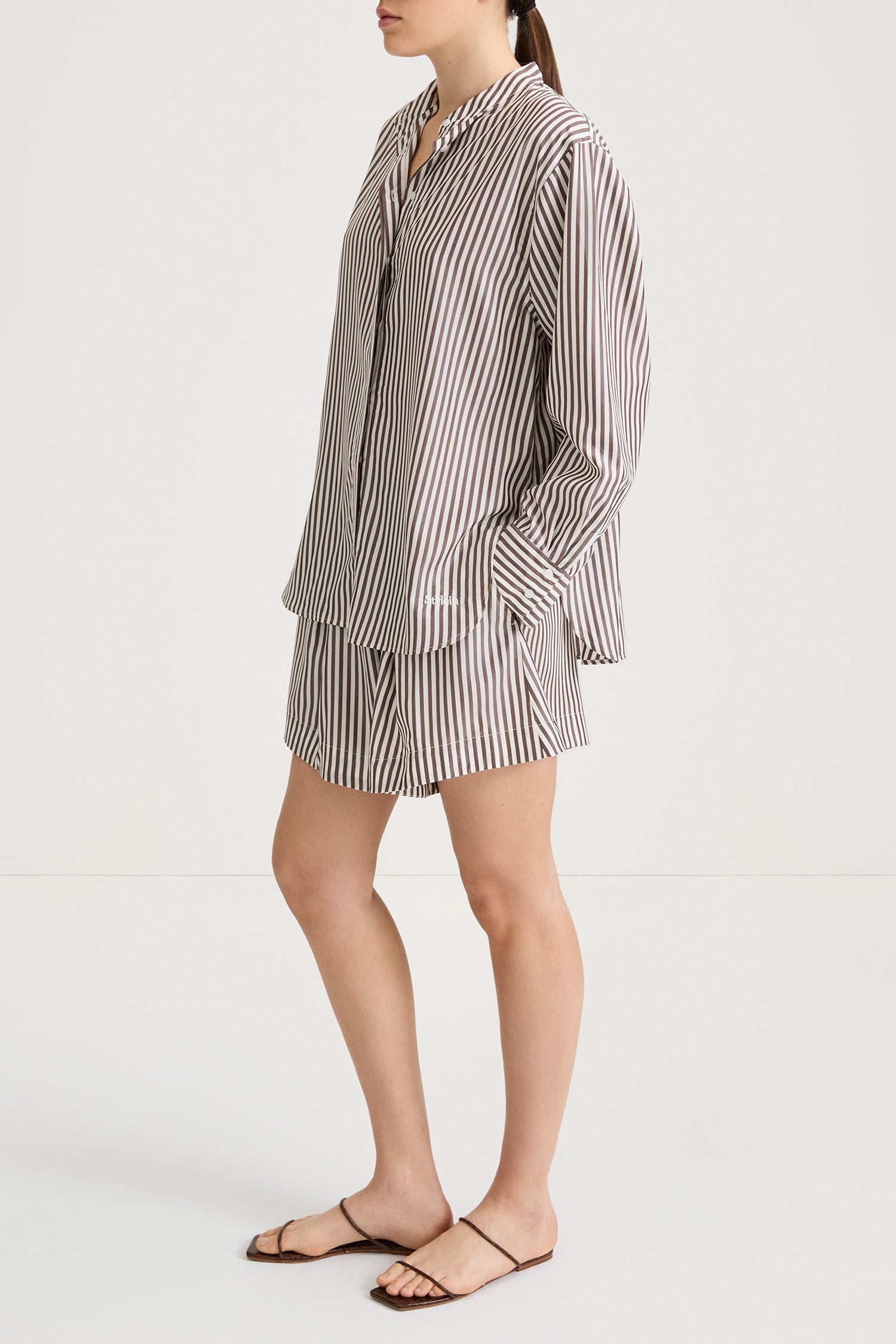 Jojo shorts brown stripe stylein model image side