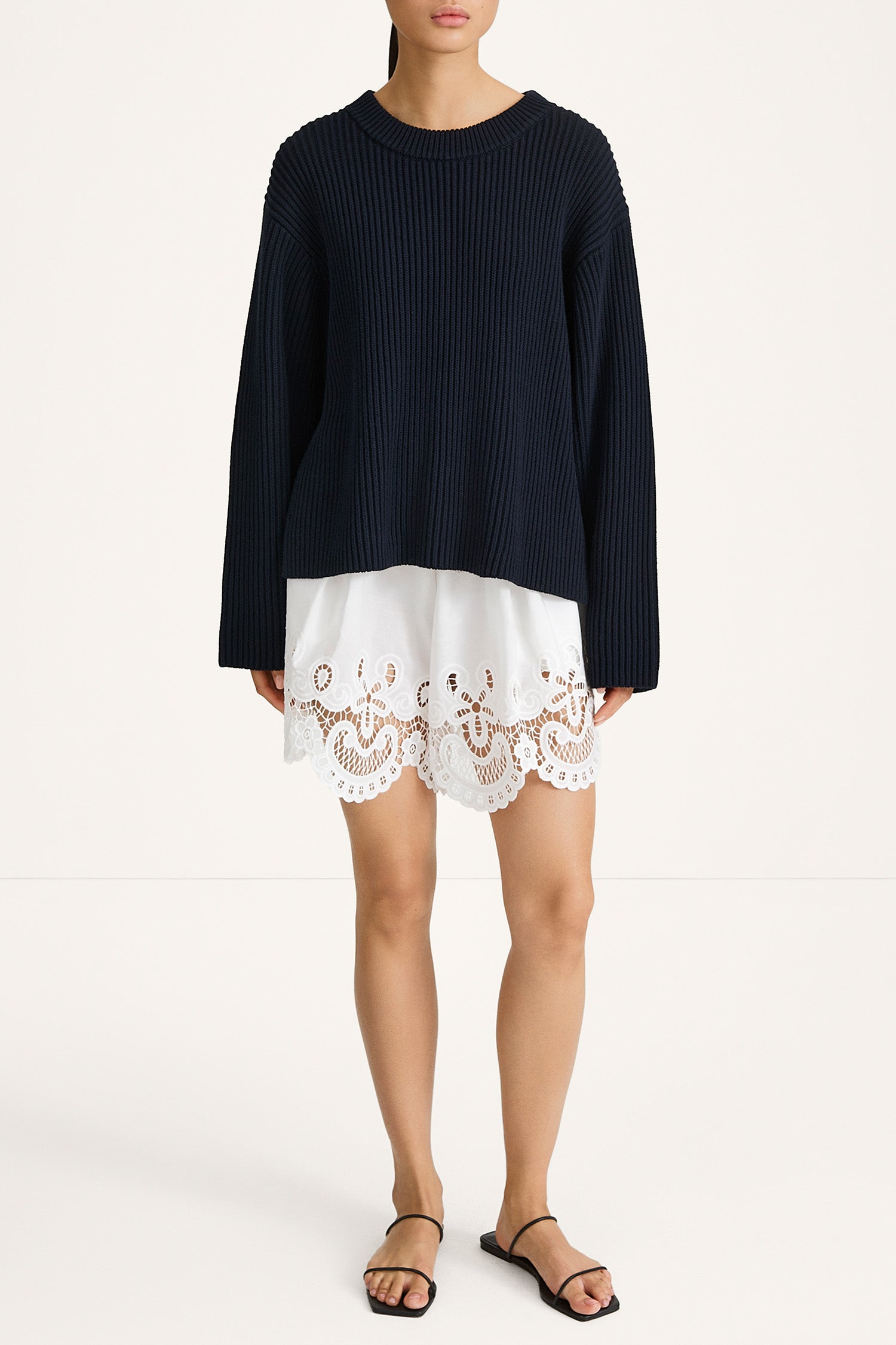 Joss shorts embrodery white stylein model image front