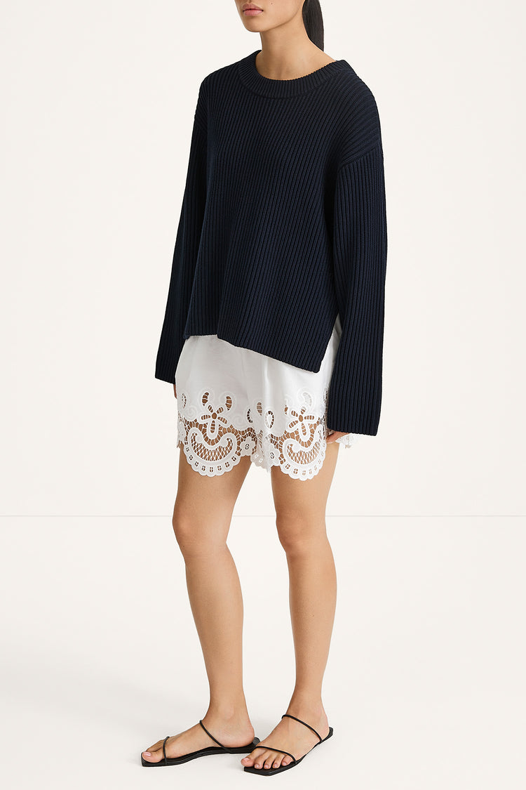Joss shorts embrodery white stylein model image side