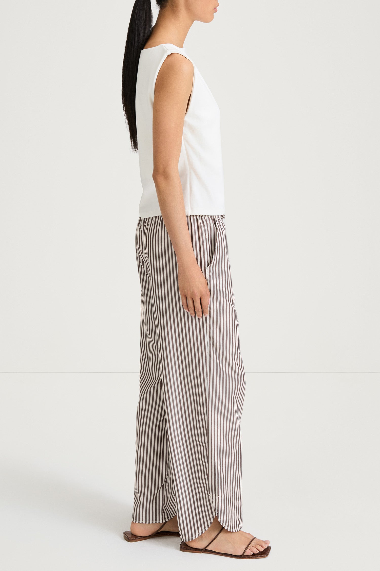 Mallea trousers brown stripe stylein model image side