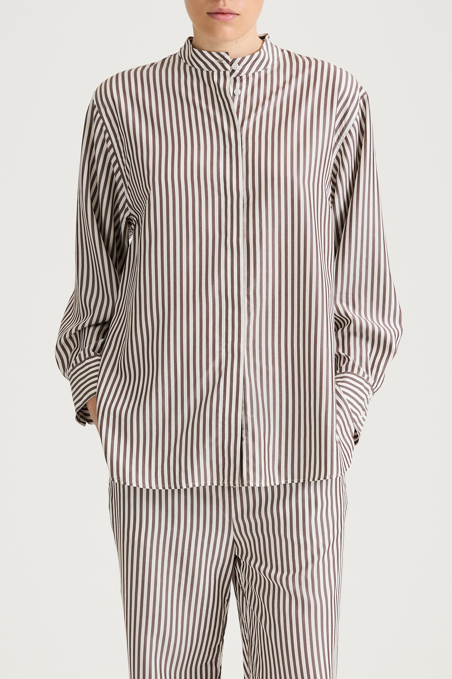 Mandria shirt brown stripe stylein model image front close