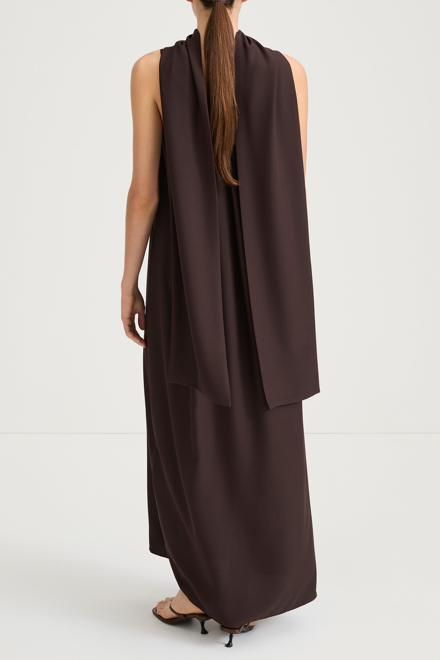 Matino scarf coffee stylein model image back