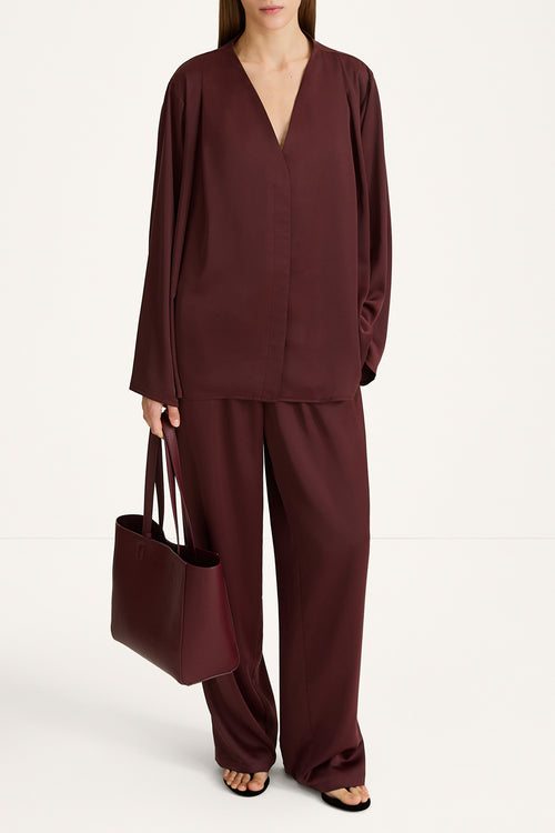 Meike satin trousers bordeaux stylein model image front