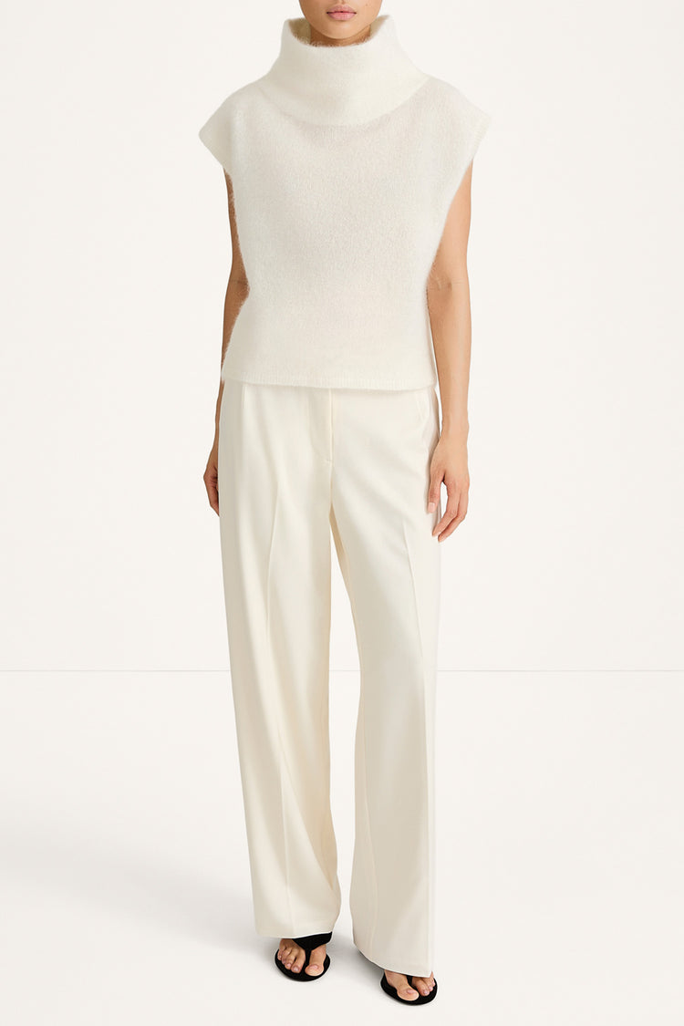 Noelia knitted polo top sleeveless white stylein front