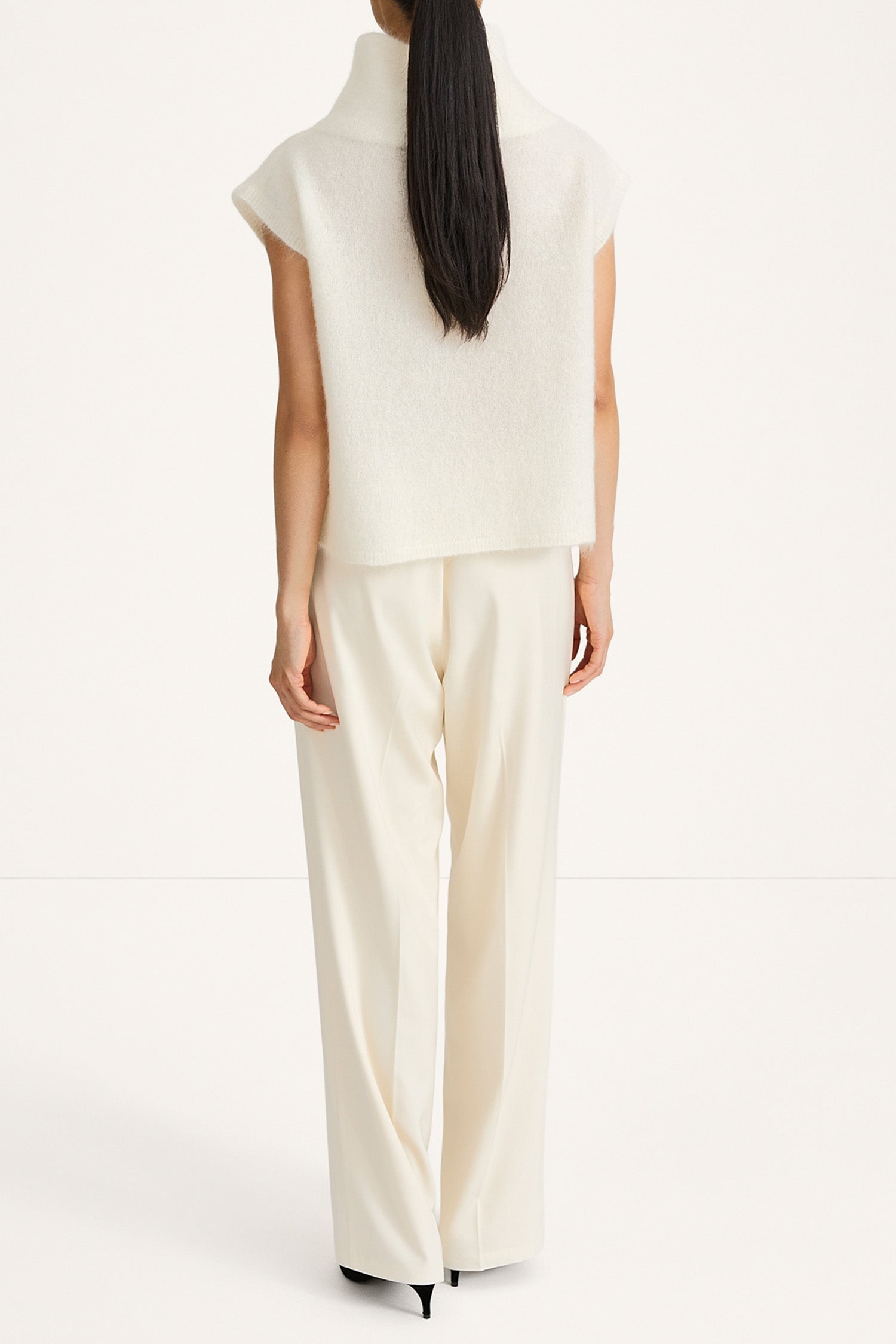 Noelia knitted polo top sleeveless white stylein back