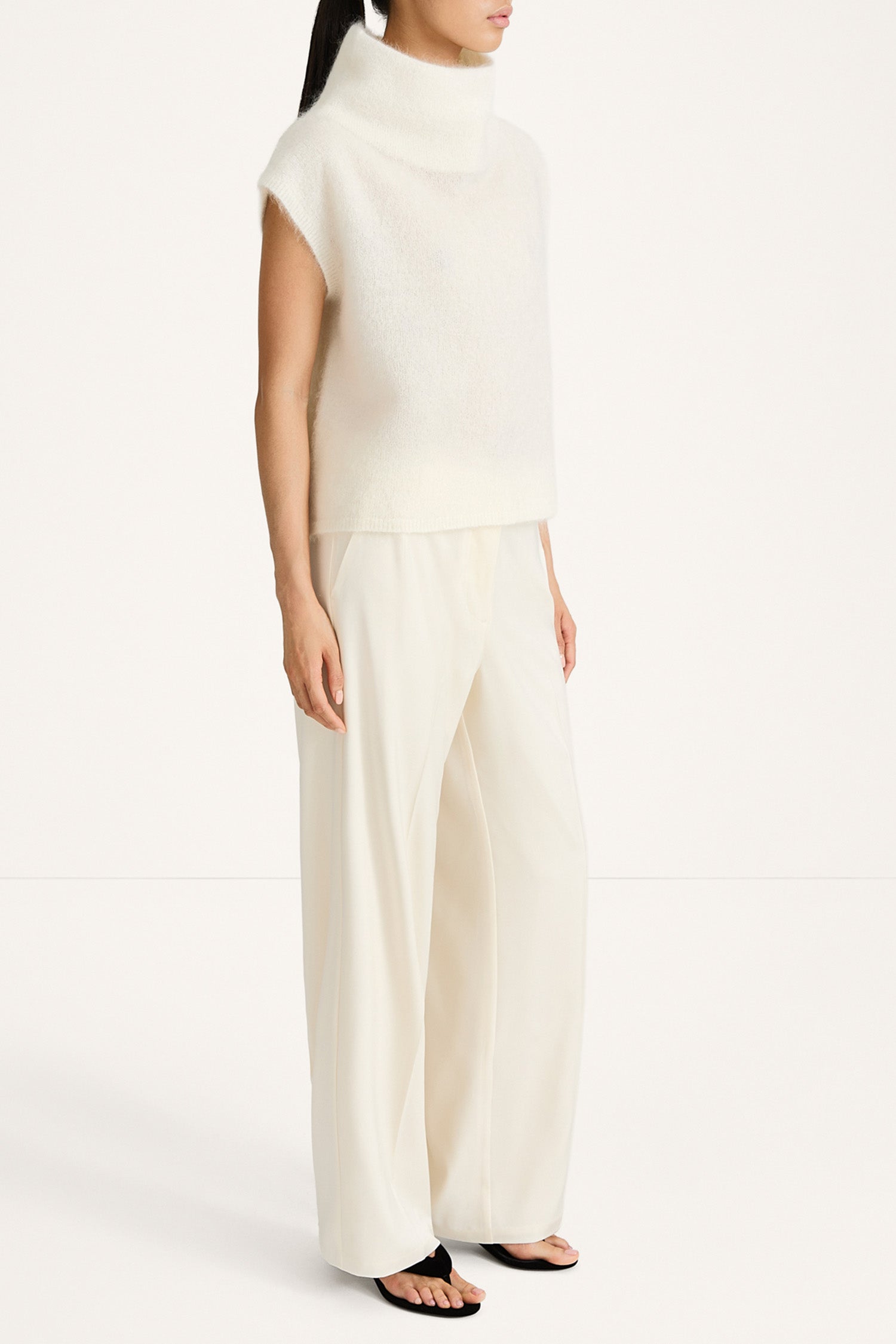 Noelia knitted polo top sleeveless white stylein side