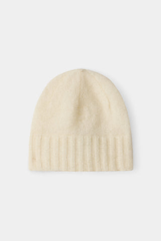 white knitted mohair beanie hat stylein Nyla packshot