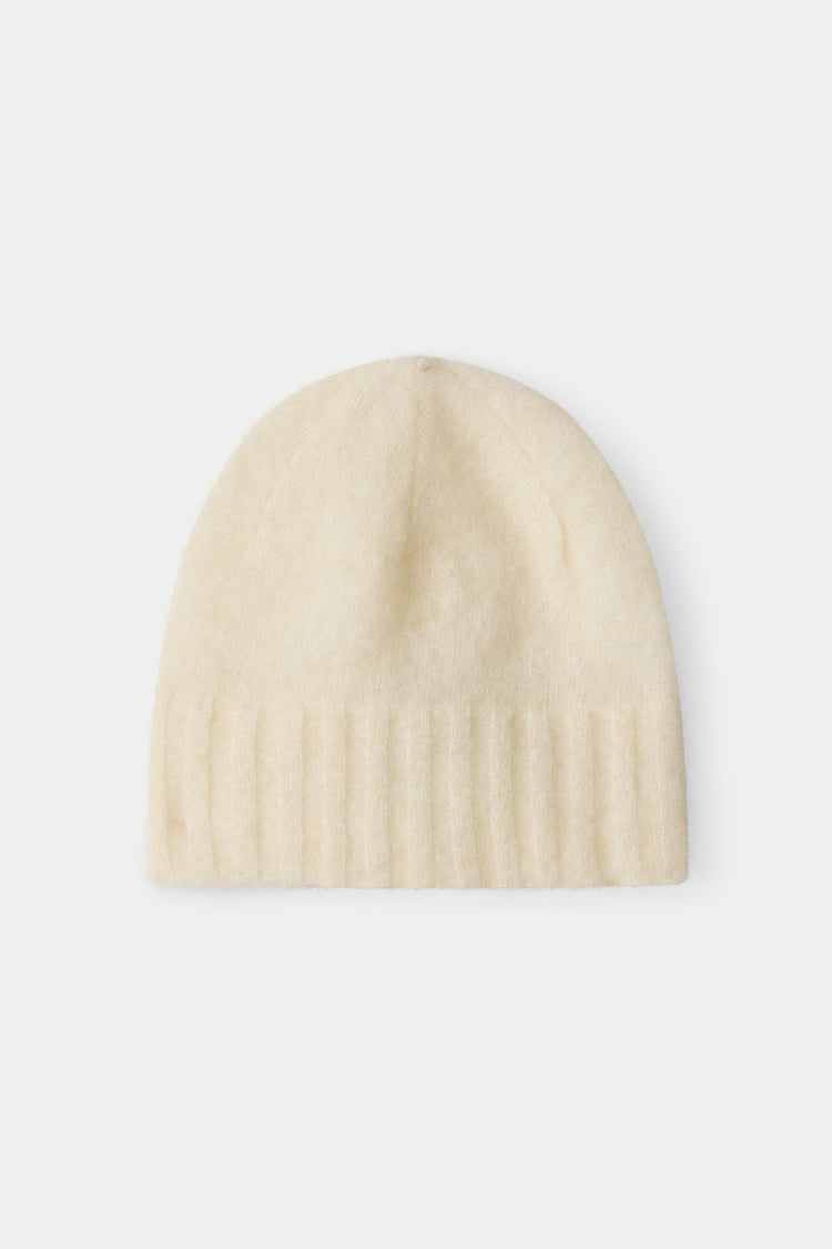 white knitted mohair beanie hat stylein Nyla packshot