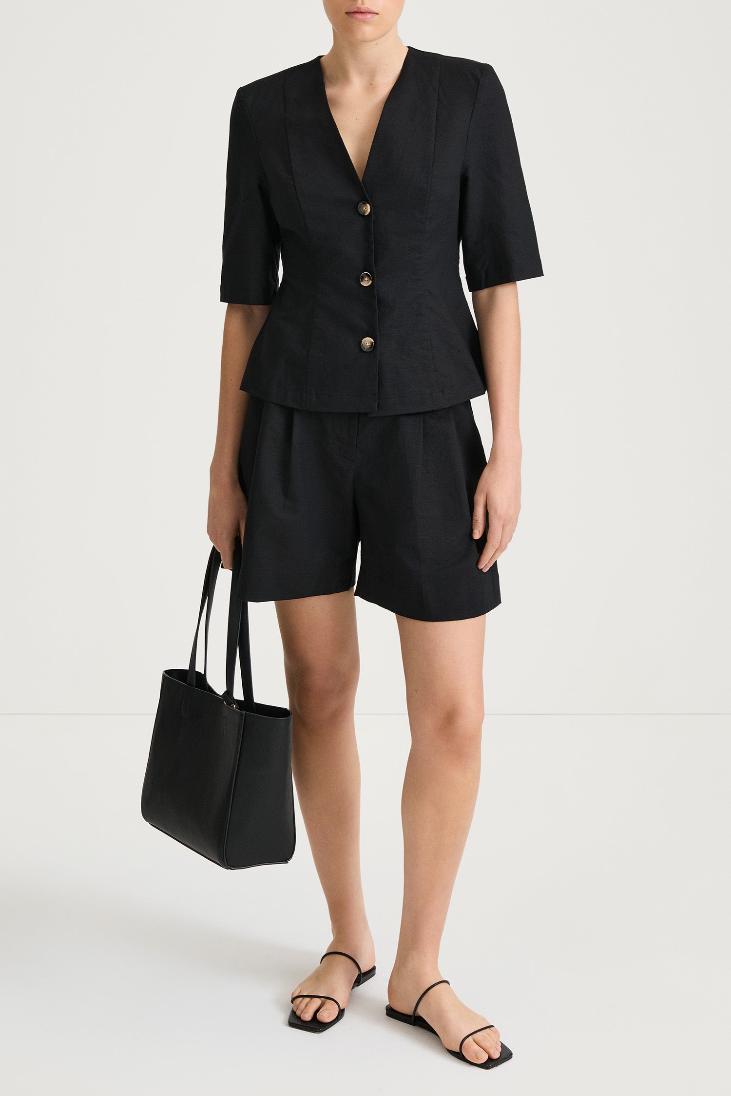 Sarego shorts black stylein model image front