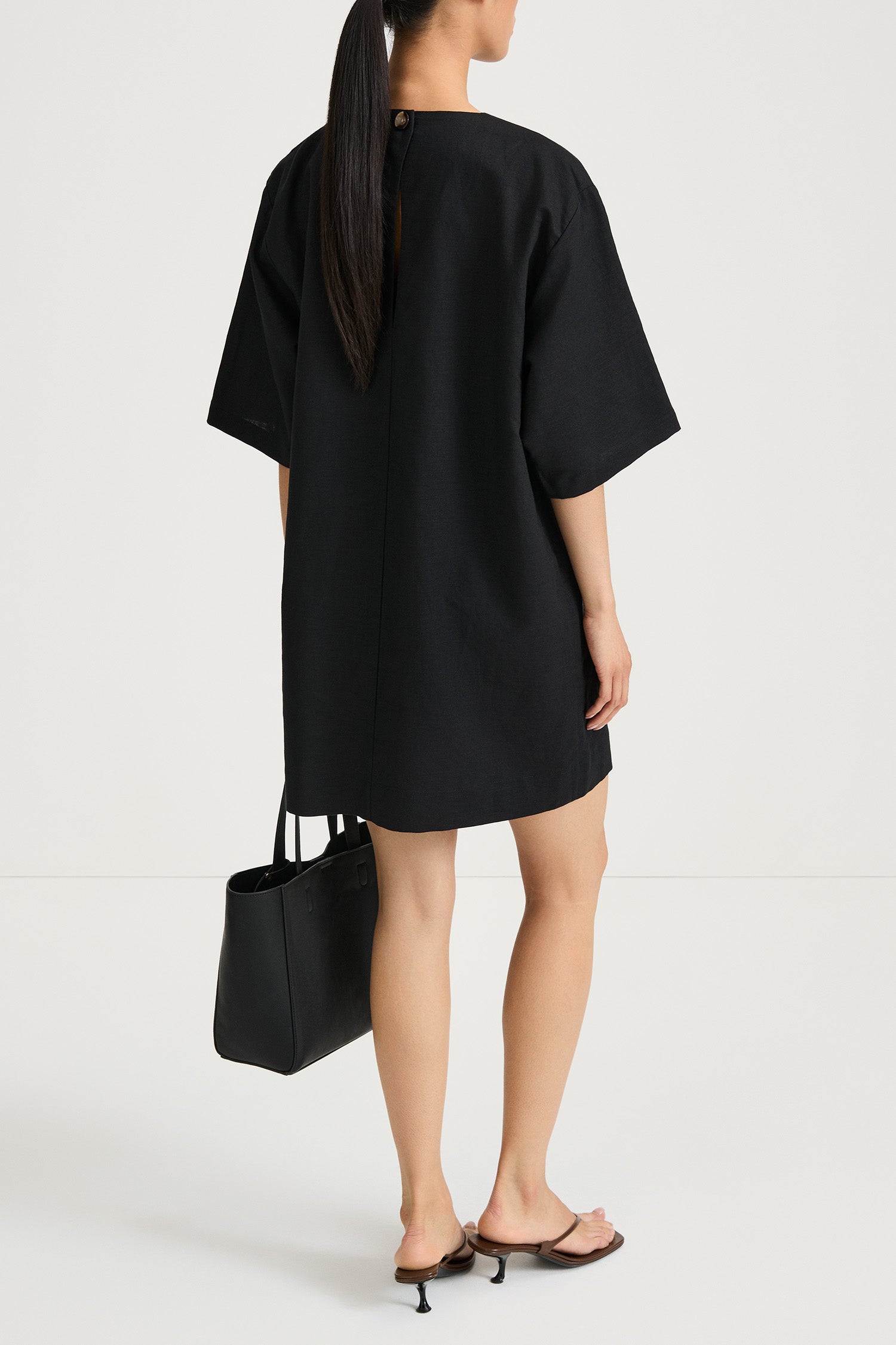 Sini dress black stylein model image back
