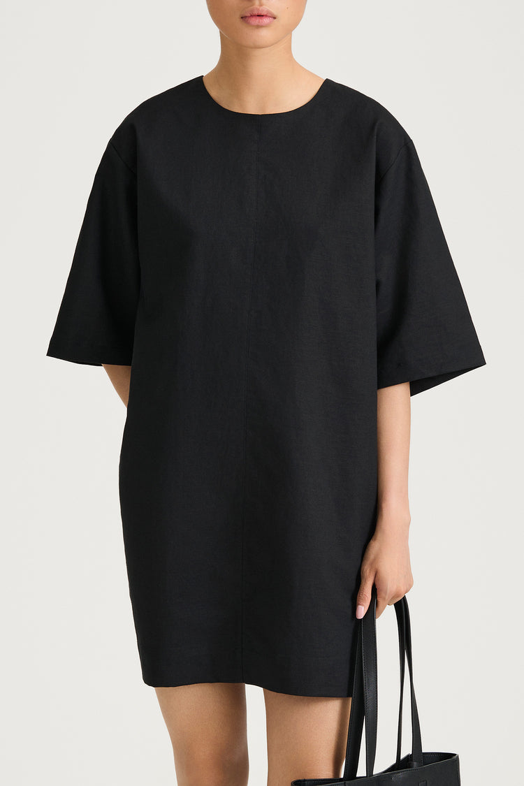 Sini dress black stylein model image close