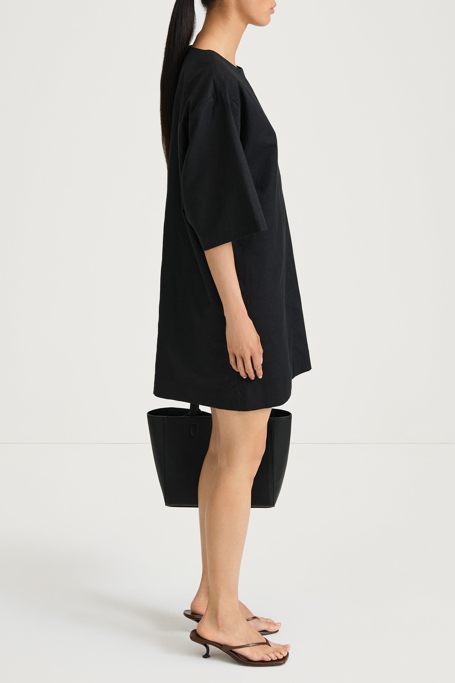 Sini dress black stylein model image side