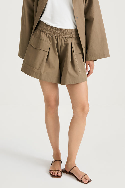Sonya flared trench cotton shorts army green stylein model image front