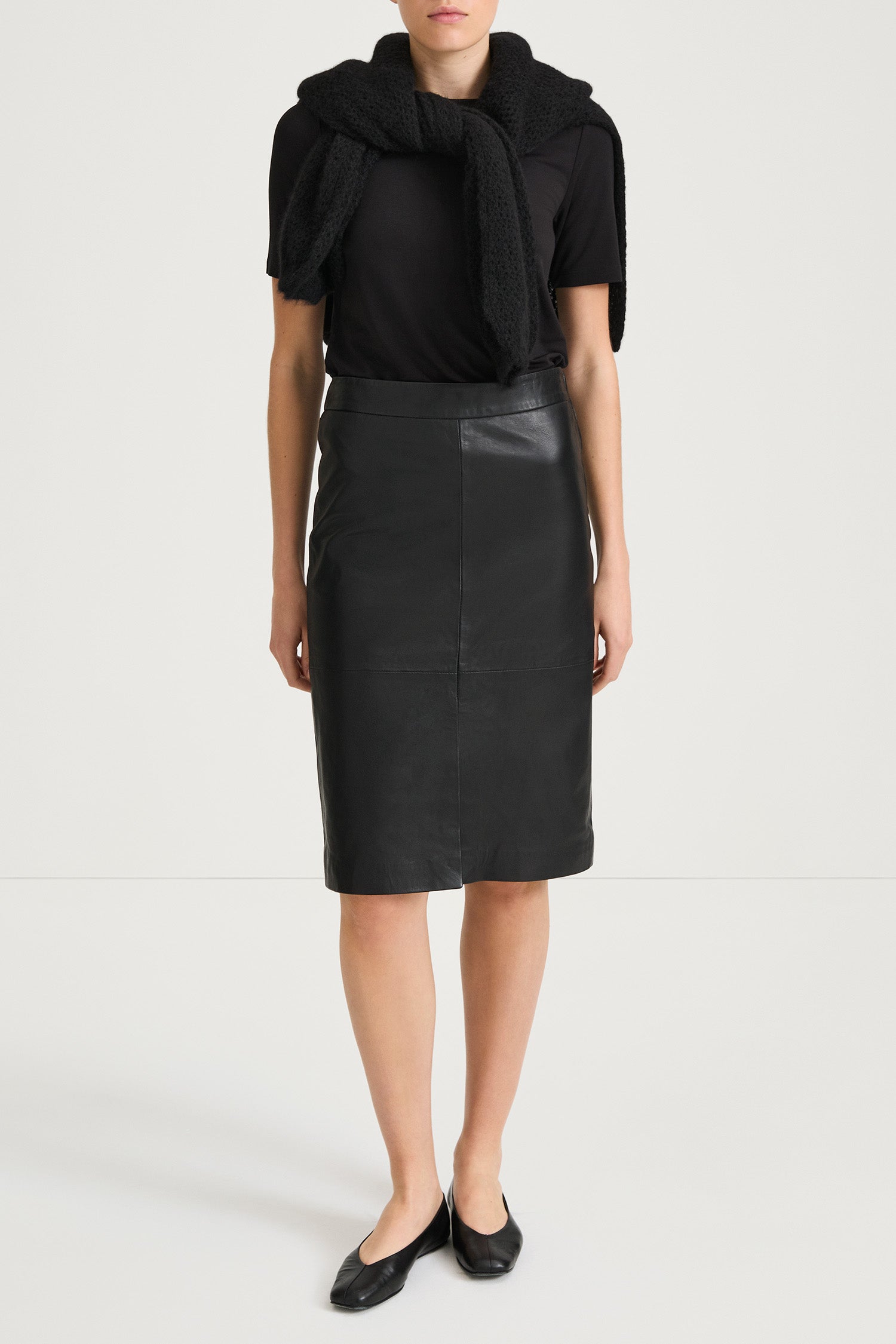 black midi leather skirt stylein viana model image front