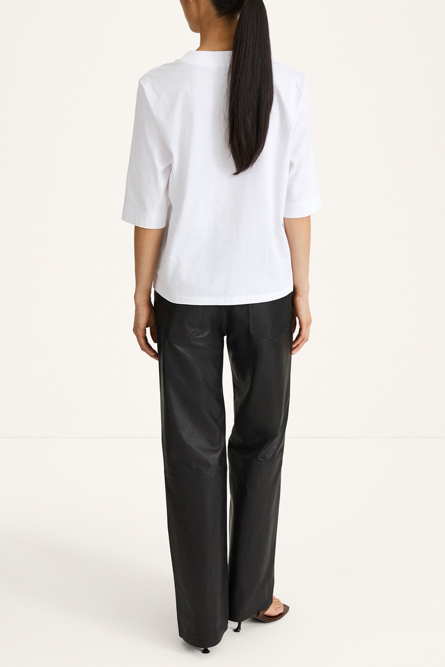 Black oversized leather trousers Stylein Victoria back