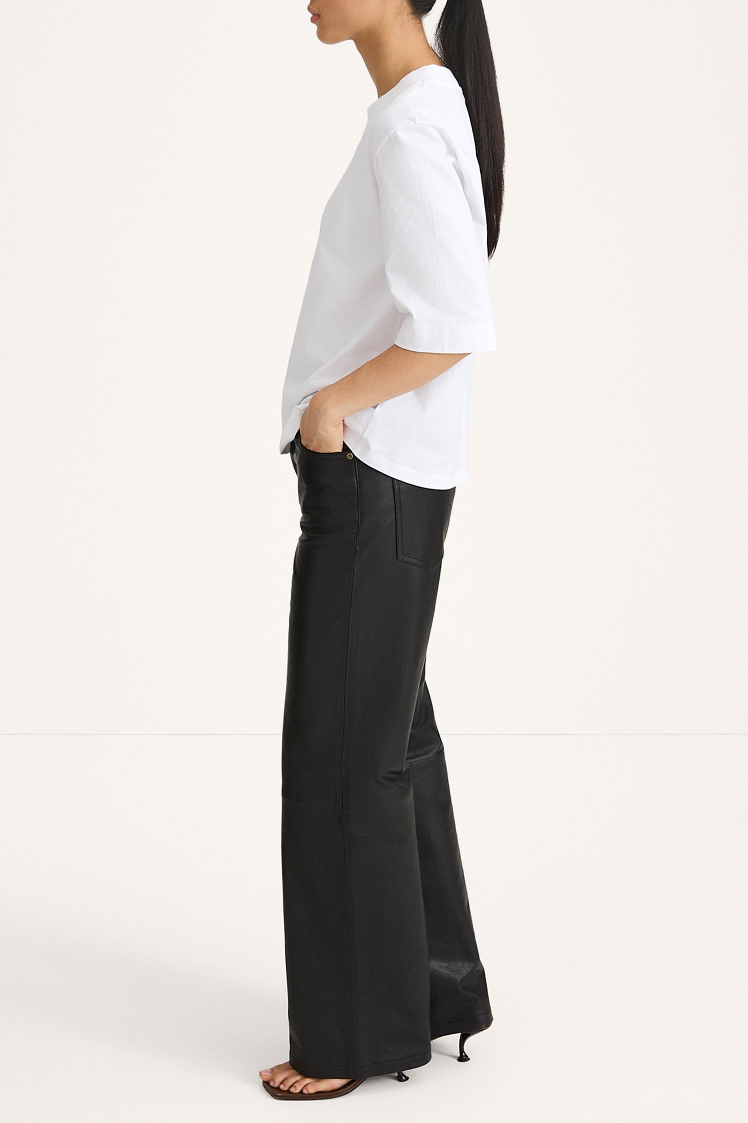 Black oversized leather trousers Stylein Vicotria side