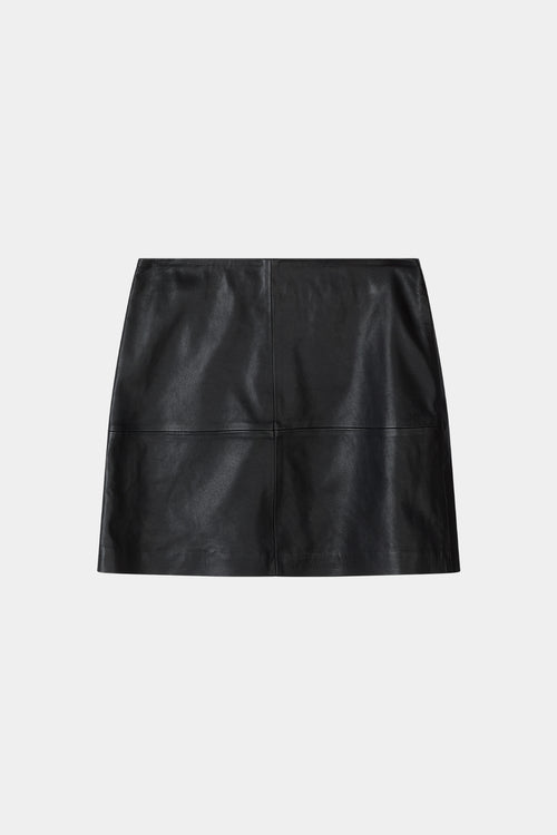 black leather mini skirt stylein vomo model image