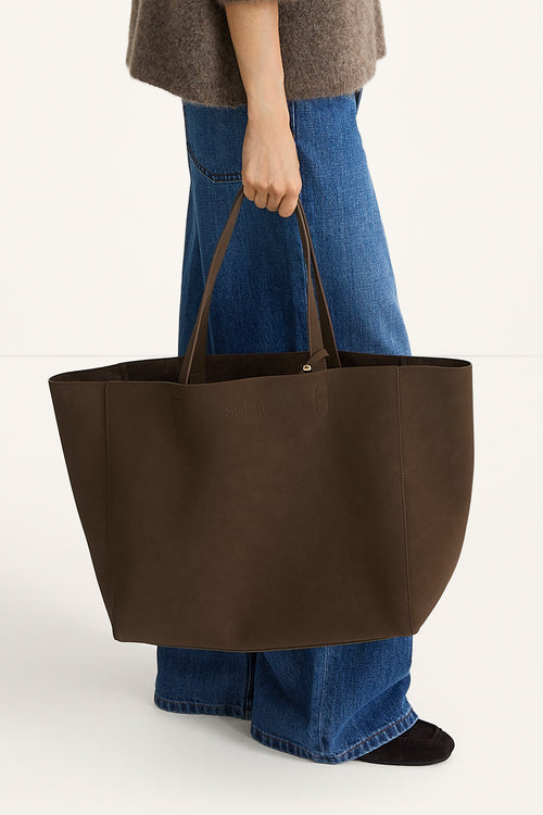 Yacht bag coffee suede stylein model image side