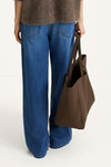 Yacht bag coffee suede stylein model image back